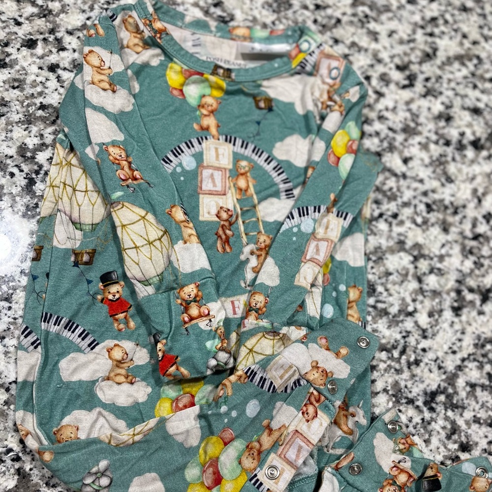 Posh Peanut x FAO Schwartz 18-24M EUC unisex romper w snaps